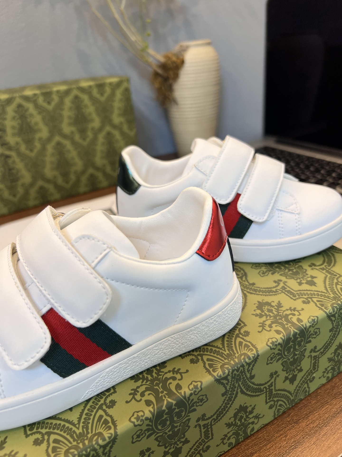 Children's shoes child